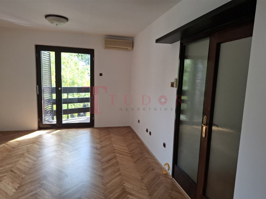 54929 19 1764181200.jpg